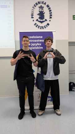 Dwoje uczestników finału Uczelnianych Mistrzostw LET’S PLAY KAHOOT! 2026 z nagrodami