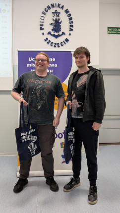 Dwoje uczestników finału Uczelnianych Mistrzostw LET’S PLAY KAHOOT! 2026 z nagrodami