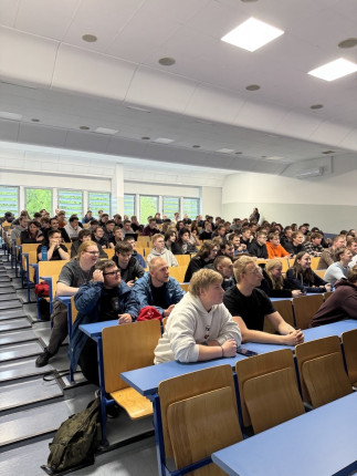 Uczestnicy Uczelnianych Mistrzostw LET’S PLAY KAHOOT! 2026 na sali audytoryjnej Politechniki Morskiej