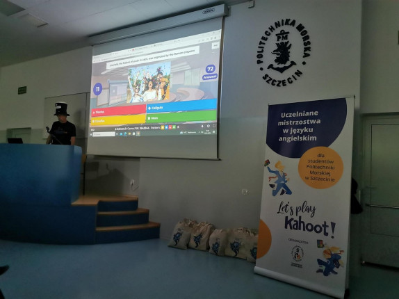 Mgr Janusz Kłosiński podczas gry Kahoot!