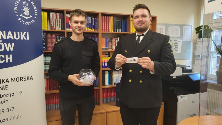 Student PM przedstawia numer albumu drugiego zwycięzcy