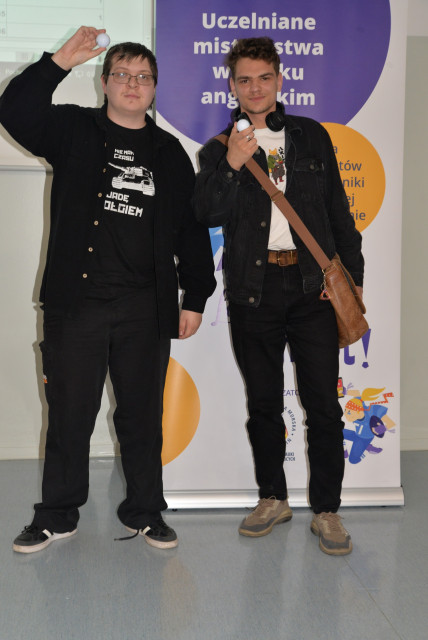 Dwoje uczestników finału Uczelnianych Mistrzostw LET’S PLAY KAHOOT! 2025 z nagrodami