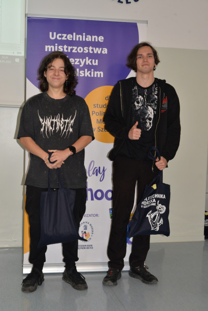 Dwoje uczestników finału Uczelnianych Mistrzostw LET’S PLAY KAHOOT! 2025 z nagrodami