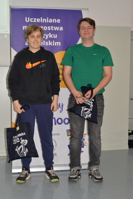 Dwoje uczestników finału Uczelnianych Mistrzostw LET’S PLAY KAHOOT! 2025 z nagrodami