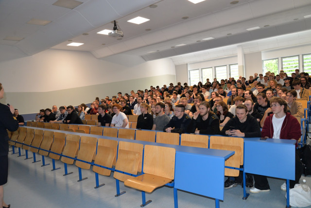 Uczestnicy Uczelnianych Mistrzostw LET’S PLAY KAHOOT! 2025 na sali audytoryjnej Politechniki Morskiej