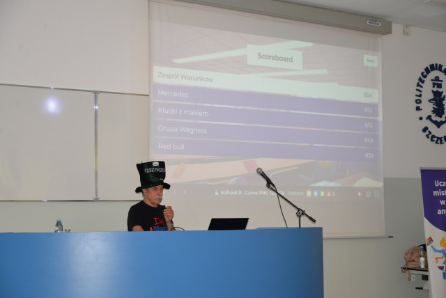 Pomysłodawca Uczelnianych Mistrzostw LET’S PLAY KAHOOT! mgr Janusz Kłosiński podczas gry