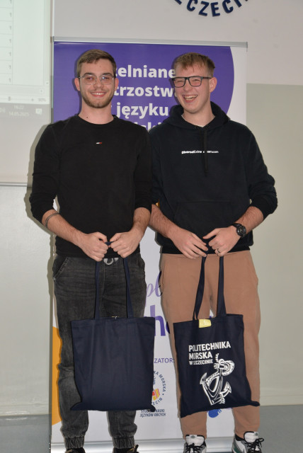 Dwoje uczestników finału Uczelnianych Mistrzostw LET’S PLAY KAHOOT! 2025 z nagrodami