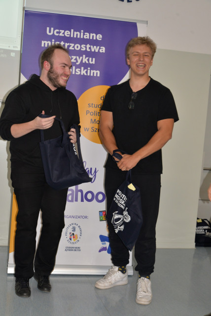Dwoje uczestników finału Uczelnianych Mistrzostw LET’S PLAY KAHOOT! 2025 z nagrodami