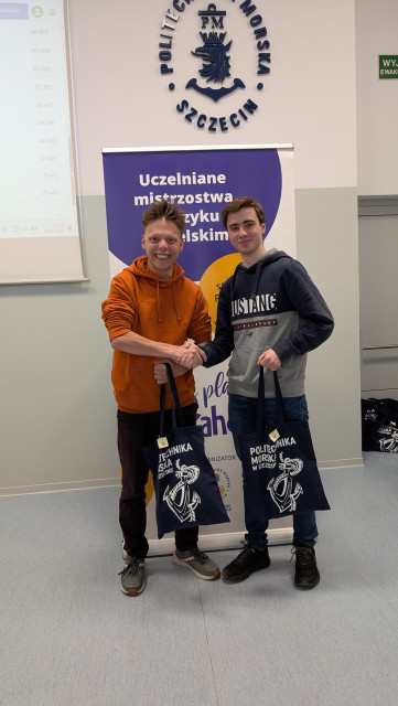 Dwoje uczestników finału Uczelnianych Mistrzostw LET’S PLAY KAHOOT! 2026 z nagrodami