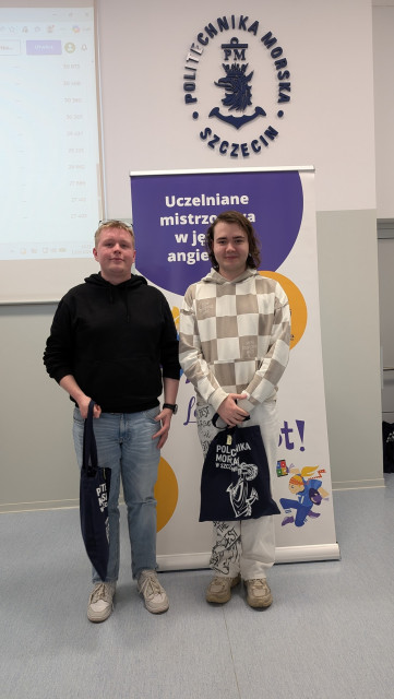 Dwoje uczestników finału Uczelnianych Mistrzostw LET’S PLAY KAHOOT! 2026 z nagrodami