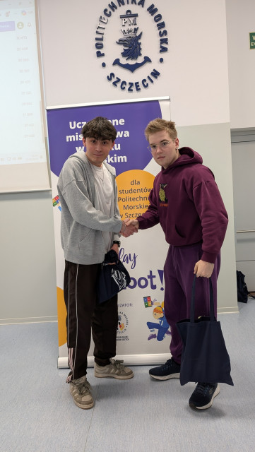 Dwoje uczestników finału Uczelnianych Mistrzostw LET’S PLAY KAHOOT! 2026 z nagrodami