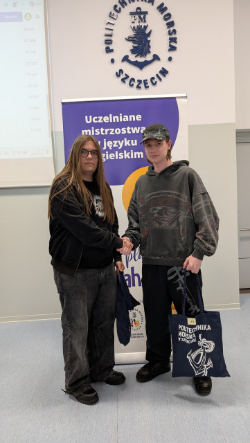 Dwoje uczestników finału Uczelnianych Mistrzostw LET’S PLAY KAHOOT! 2026 z nagrodami