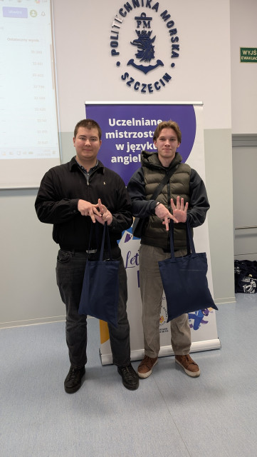 Dwoje uczestników finału Uczelnianych Mistrzostw LET’S PLAY KAHOOT! 2026 z nagrodami