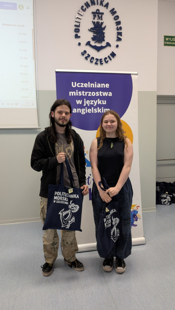 Dwoje uczestników finału Uczelnianych Mistrzostw LET’S PLAY KAHOOT! 2026 z nagrodami