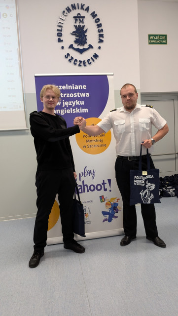 Dwoje uczestników finału Uczelnianych Mistrzostw LET’S PLAY KAHOOT! 2026 z nagrodami