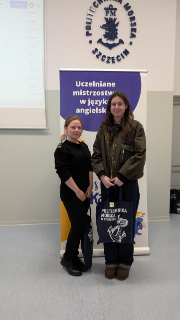 Dwie uczestniczki finału Uczelnianych Mistrzostw LET’S PLAY KAHOOT! 2026 z nagrodami