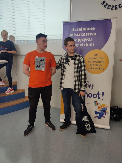 Dwoje uczestników finału Uczelnianych Mistrzostw LET’S PLAY KAHOOT! 2024 z nagrodami