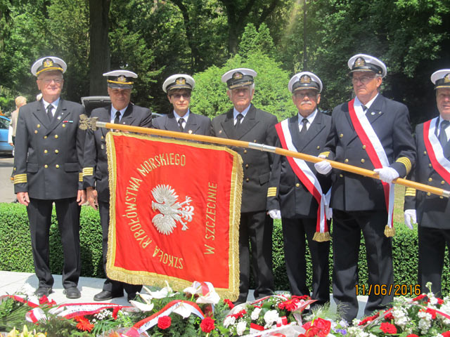 Uczestnicy apelu przy pomniku "Tym, którzy nie powrócili z morza"