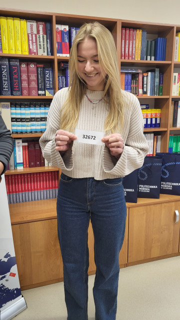Studentka PM przedstawia numer albumu drugiego zwycięzcy