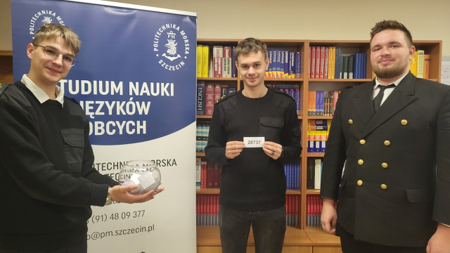 Student PM przedstawia numer albumu trzeciego zwycięzcy