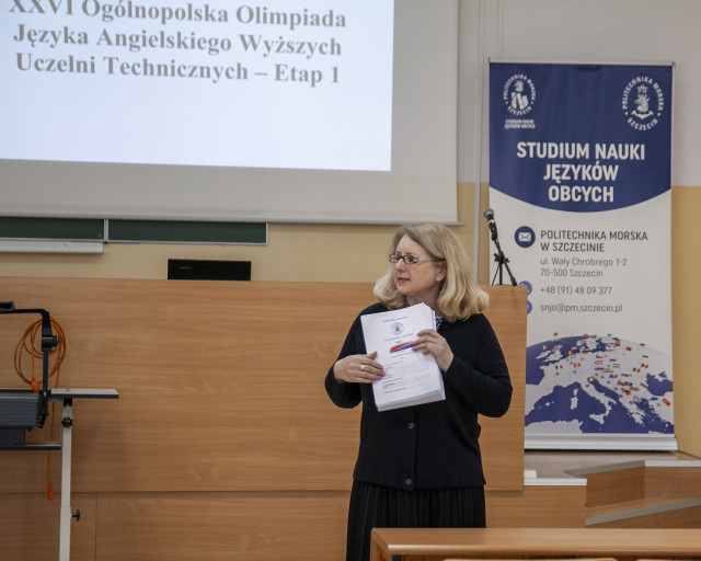 dr Halina Gajewska przedstawia zasady Olimpiady