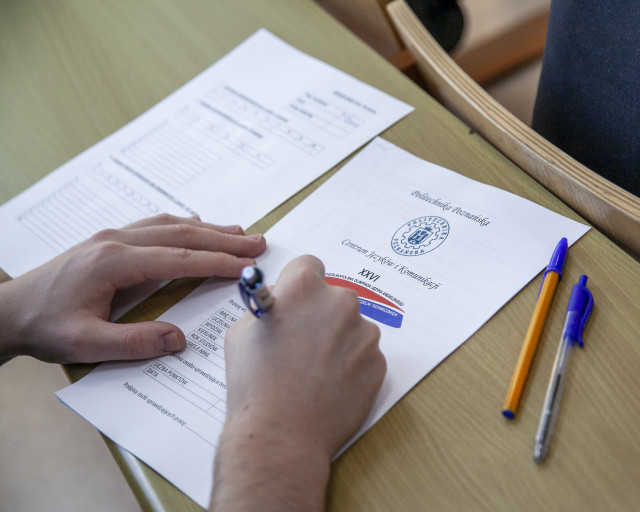 Student zapoznaje się z testem