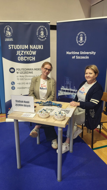 Dydaktycy SNJO mgr Aleksandra Barabanow oraz mgr Marzena Gajewy podczas drugiego dnia wydarzenia w obiekcie na Wałach Chrobrego 