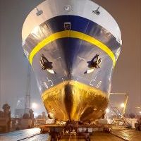 m/s Nawigator XXI, statek badawczo-szkolny Akademii Morskiej w Szczecinie w stoczni w nocy, widok od strony dziobu