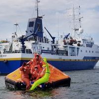 Studenci Akademii Morskiej w Szczecinie na tratwie ratowniczej  podczas praktyki przygotowawczej