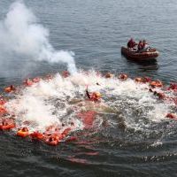 Studenci Akademii Morskiej w Szczecinie podczas ćwiczeń na otwartym akwenie