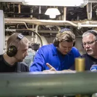 Studenci Politechniki Morskiej kierunku mechanika i budowa maszyn podczas praktyk w siłowni okrętowej