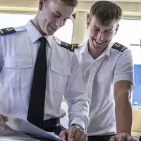 Studenci Politechniki Morskiej kierunku nawigacja podczas praktyk na mostku nawigacyjnym