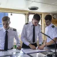 Studenci Politechniki Morskiej kierunku nawigacja podczas praktyk na mostku nawigacyjnym