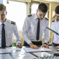 Studenci Politechniki Morskiej kierunku nawigacja podczas praktyk na mostku nawigacyjnym