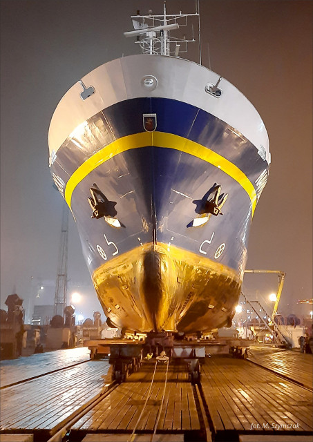 m/s Nawigator XXI, statek badawczo-szkolny Akademii Morskiej w Szczecinie w stoczni w nocy, widok od strony dziobu