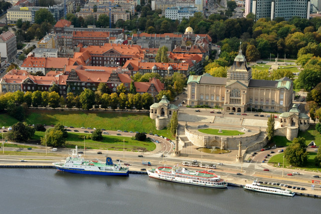 m/s Nawigator XXI, statek badawczo-szkolny Politechniki Morskiej w Szczecinie z Walami Chrobrego, widok z góry