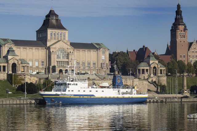 m/s Nawigator XXI na tle budynku Muzeum Narodowego w Szczecinie 