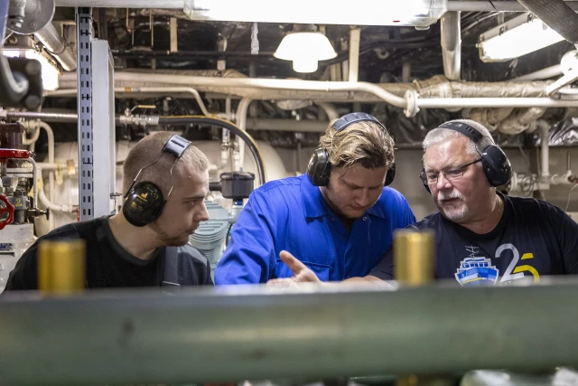 Studenci Politechniki Morskiej kierunku mechanika i budowa maszyn podczas praktyk w siłowni okrętowej