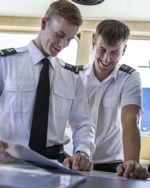 Studenci Politechniki Morskiej kierunku nawigacja podczas praktyk na mostku nawigacyjnym