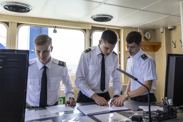 Studenci Politechniki Morskiej kierunku nawigacja podczas praktyk na mostku nawigacyjnym