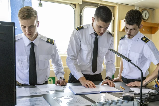 Studenci Politechniki Morskiej kierunku nawigacja podczas praktyk na mostku nawigacyjnym