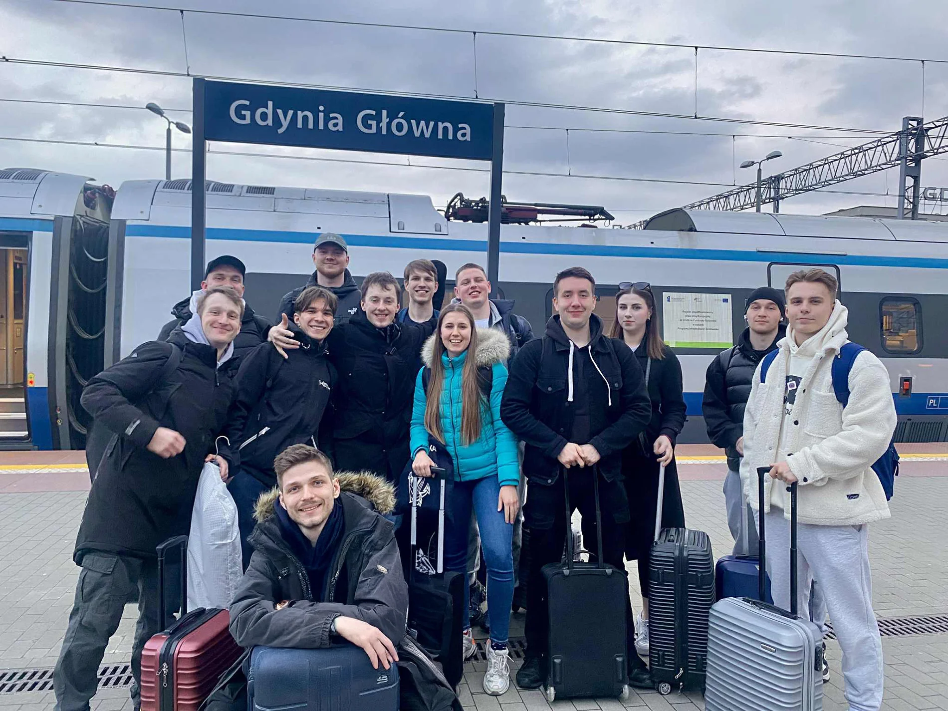 Członkowie Koła Naukowego Logistyki i Transportu PM na peronie w Gdyni