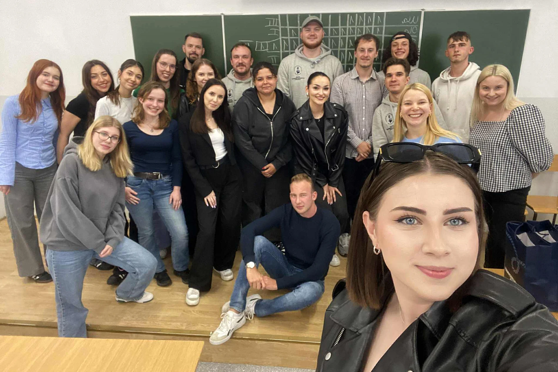 Członkowie Koła Naukowego Logistyki i Transportu PM - selfie grupowe