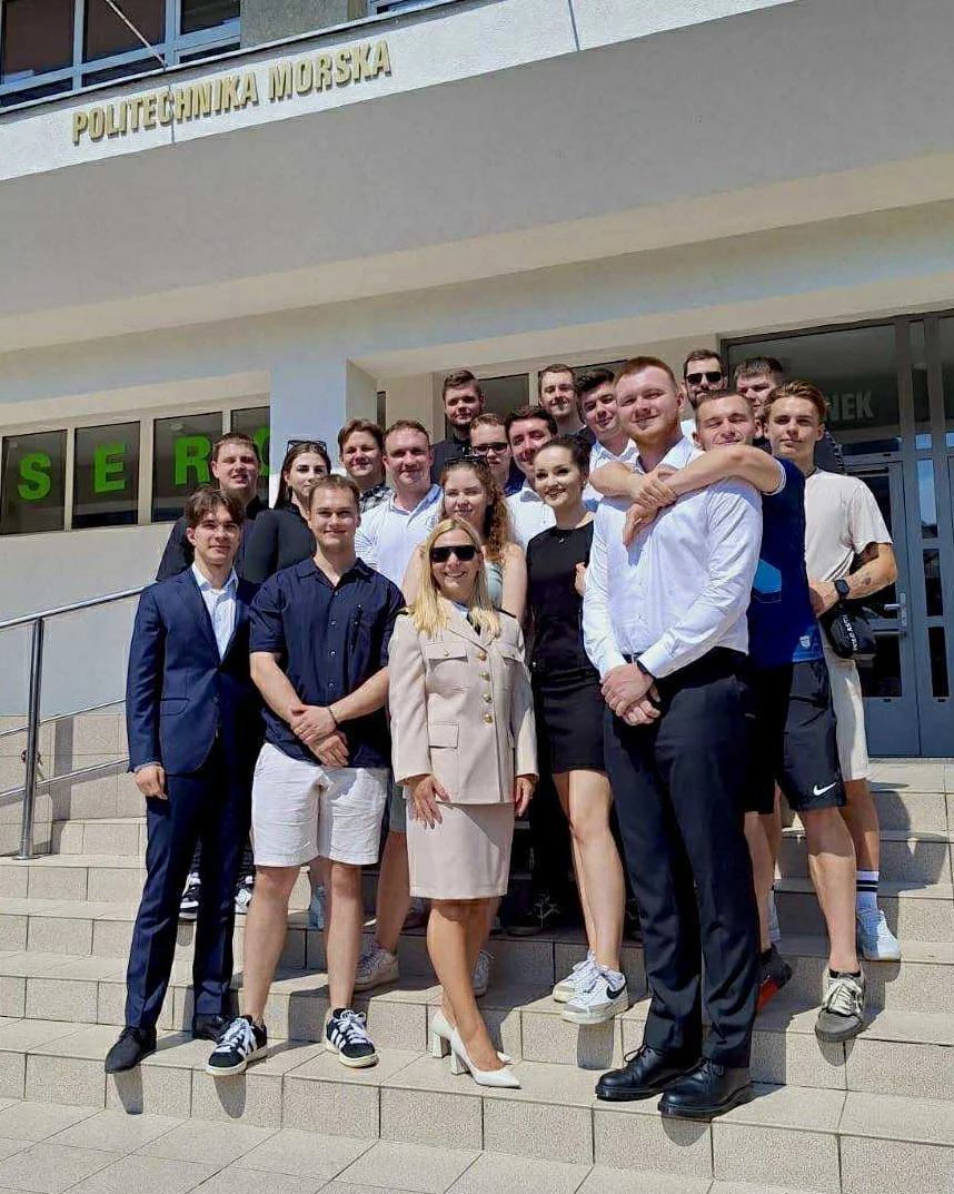 Członkowie Koła Naukowego Logistyki i Transportu PM przed wejściem do budynku WIET