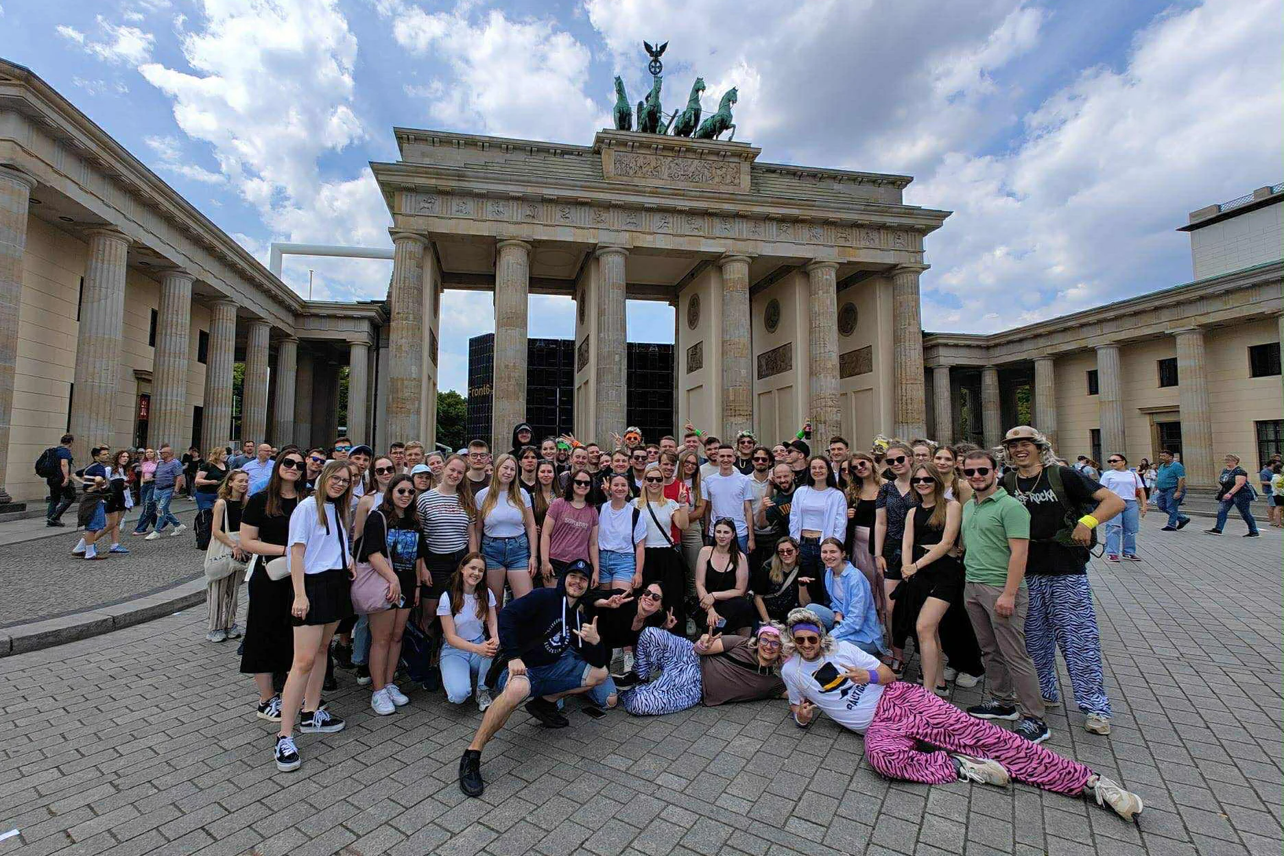 Członkowie Koła Naukowego Logistyki i Transportu PM prze Bramą Brandenburską