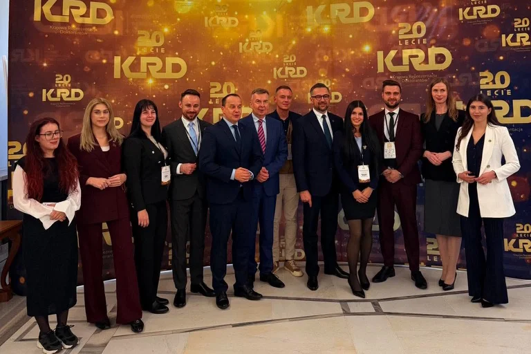 Uczestnicy  obchodów jubileuszu XX-lecia Krajowej Reprezentacji Doktorantów (KRD) - zdjęcie grupowe