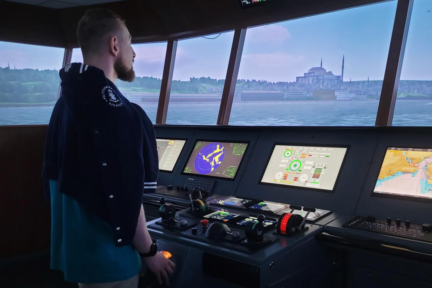 Doktorant Patryk Biernacik w symulatorze mostka w rumuńskiej Akademii Marynarki Wojennej