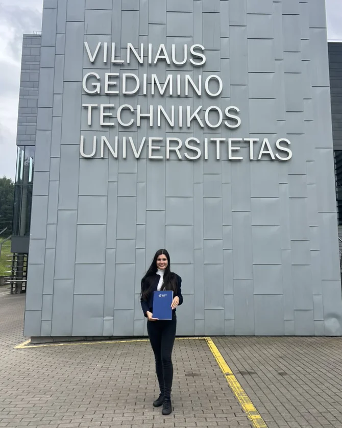Sonia Rudzińska przed Vilnius Gediminas Technical University w Wilnie.