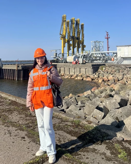 Sonia Rudzińska  podczas wizyty w terminalu KN Energies