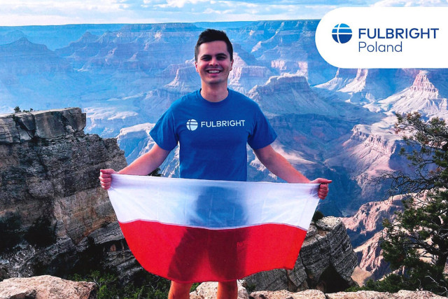 FULBRIGHT Poland - uczestnik programu z polską flagą